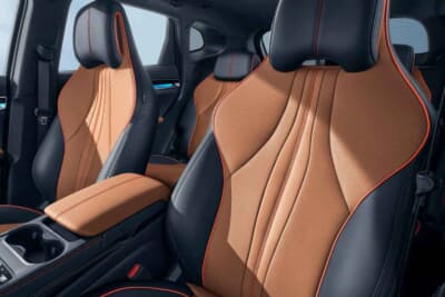 BYD SEALION 6:人間工学に基づいたヘッドレスト一体型スポーツシート。シートヒーターを標準装備