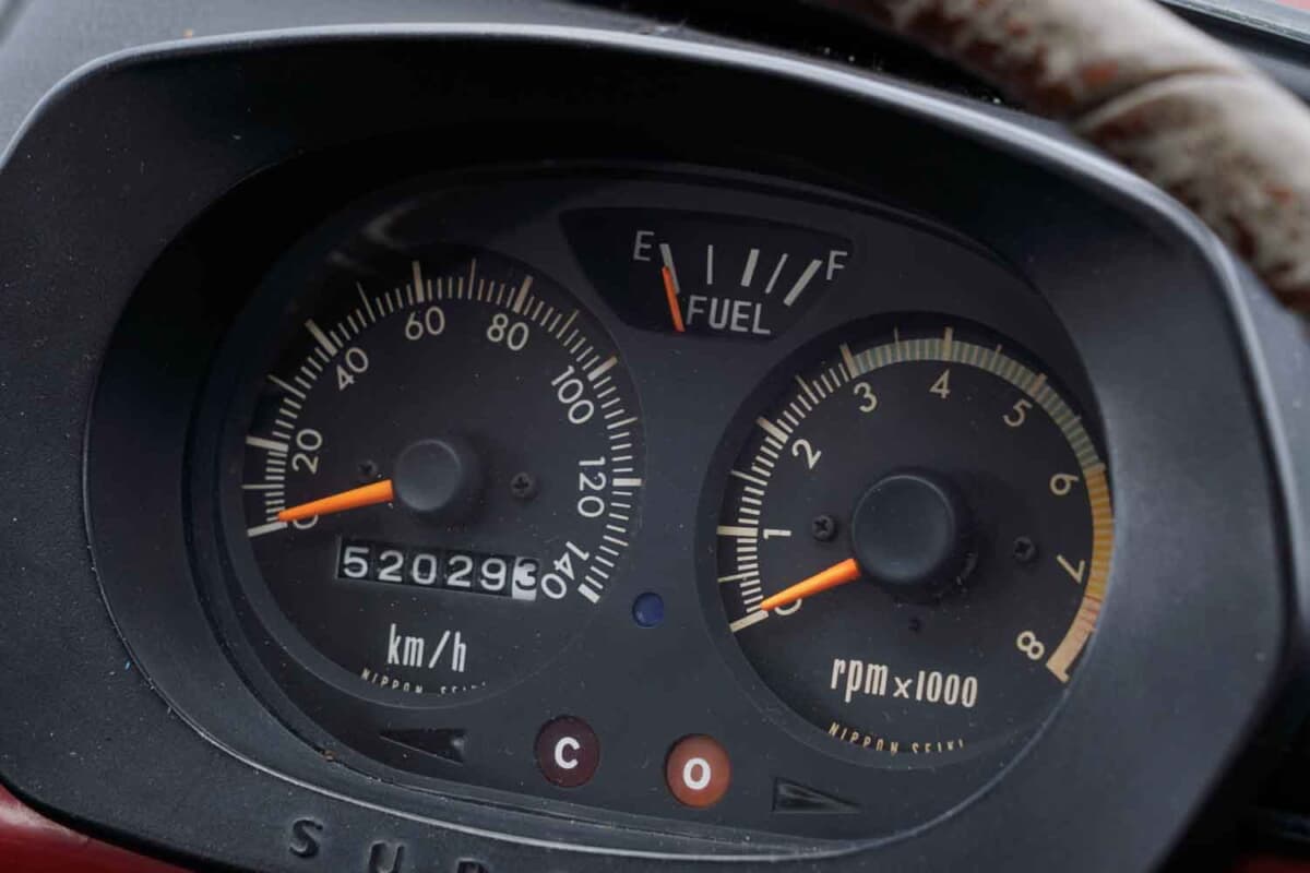 スバル 360 ヤングS：スポーツグレードであるヤングSはタコメーターを装着。スピードメーターは140kmまでのスケールとなっている