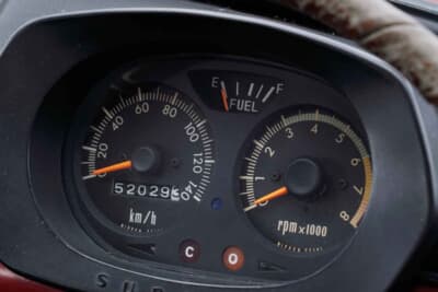 スバル 360 ヤングS:スポーツグレードであるヤングSはタコメーターを装着。スピードメーターは140kmまでのスケールとなっている