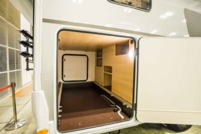 フィアット デュカト:。リアのベッド下は車体側面のハッチからアクセス可能なラゲッジスペースとなっている。大型のキャンプ道具や折り畳み式の自転車なども楽々収納可能だ