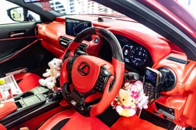 レクサス IS500：内装は現在、天井などを赤に貼り替え中