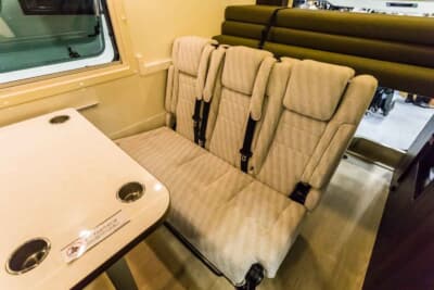 トヨタ ハイエース:家のようにくつろげる空間が魅力だ