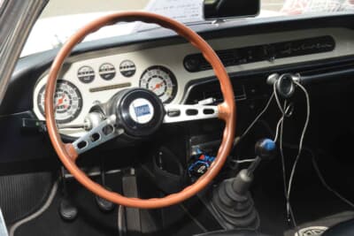 ランチア フルビア スポルト ザガート：インテリアに上品さがうかがえるウッドステアリング