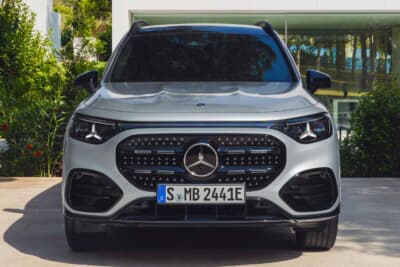 メルセデス・ベンツGLB：フロントグリルには、94個のLEDを仕込んだクローム調のスリーポインテッドスターが輝く