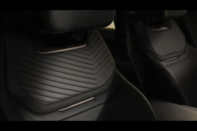 RANGE ROVER SV BLACK：パフォーマンスを追求したデザイン。快適性とクラフトマンシップに溢れるスポーツシート