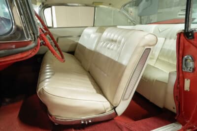 キャデラック ドゥビル クーペ：赤いボディカラーにホワイトのビニールレザーでできたベンチシート。アメリカの象徴といえる