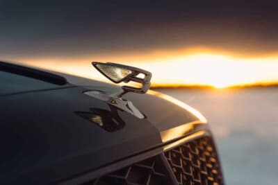 ベントレー・フライングスパー・スピード：車内からのスイッチ操作によって格納／展開操作ができるノーズの「ウイングB」マスコット