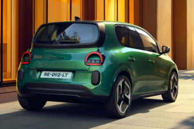 ルノー・トゥインゴ E-Tech エレクトリック：丸みを帯びた愛らしいリアビューは先代譲り。リアウインドウのフレームも独特の個性を主張する