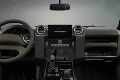 クラシック・ディフェンダーV8：ステアリング、トランスミッションレバー、ダッシュボード、ドアトリムなどOCTAと同一の配色を再現