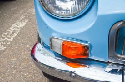 MG B：初期モデルのポジションライトのレンズカットは水平となっている