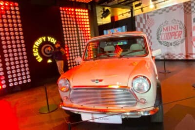 MINIコーナーはポップな展示です