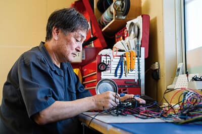 「持ち主にはある程度内容を把握して欲しい」ため、施工途中であっても見せる派の内山さん。そのうえで簡単にセキュリティ解除をされないインストールをする