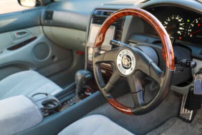 トヨタ アリスト:現状で3本目となるステアリングは、イタルブランドの「ドルチェ4」。以前はブラバスのホイールを装着していたので、その名残でホーンボタンを自作した