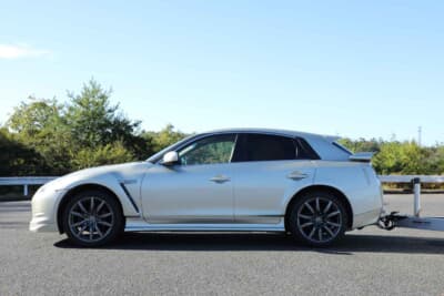 日産 スカイラインクロスオーバー：とくに大変だったのがフロントフェンダーだ。大幅に詰めているが、R35 GT-Rならではのブリスターフェンダーのデザインやダクトはそのままに、3分割や4分割といった複雑な工程を経て、スカイラインクロスオーバーのルーフやドアへ自然につながるよう合わせている