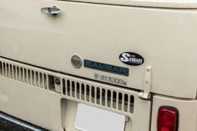 スバル サンバーバン：リアゲート部分にはエアフローを考慮したルーバーが設けられているのが特徴