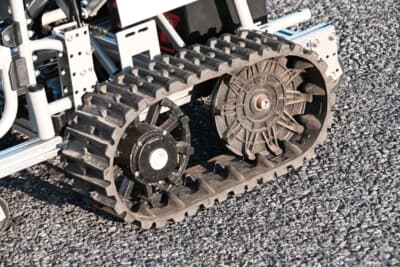 ありそうでなかったクローラー車いす。キモとなるクローラーは幅も長さもコンパクトだが、きっちり駆動力を発揮する