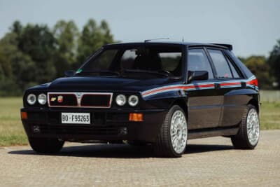 20万1250ユーロ(邦貨換算約3530万円)で落札されたランチア「デルタHF インテグラーレ エボルツィオーネ I マルティーニ5」(C)Courtesy of Broad Arrow