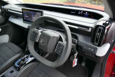 シトロエン C3 MAX ハイブリッド:ステアリングホイールは真円から上下をやや潰した形状だが、その上からメーターに目をやるレイアウトに初代C4を思い出す