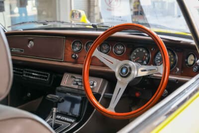 いすゞ117クーペ:最上位グレードのXEは、楠を使ったメーターパネルが特徴。他グレードは金属製が採用されている