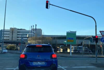 停止線とおりに停まると信号が見難い問題は、ドイツあるあるです