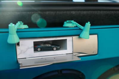 スバルアルシオーネSVX:トランク左側にあるアゼストのデッキ内には、愛車と同仕様にカスタマイズされたダイキャストカーが鎮座