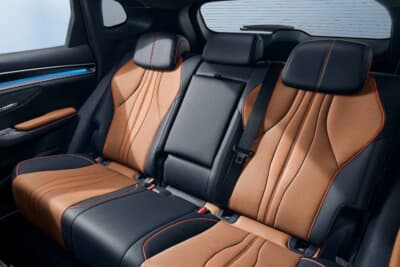 BYD SEALION 6:中央の足もとがフラット設計でゆったり着座が可能な後席は5段階調整可能なリクライニング機能も搭載