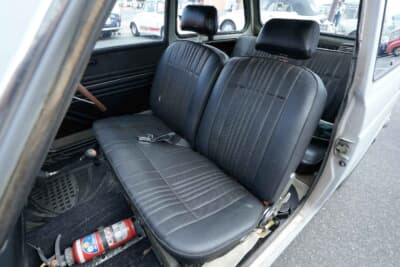 ホンダN III 360:ベンチシートながら個別にリクライニングが可能な前席