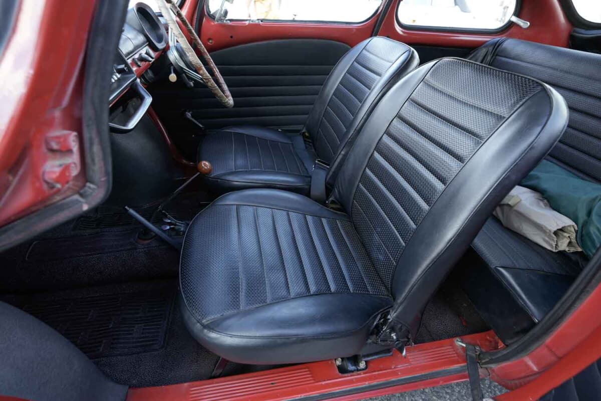スバル 360 ヤングS：ビニールレザー製のシートは前後ともに破れやほつれもなく良好な状態を保っている