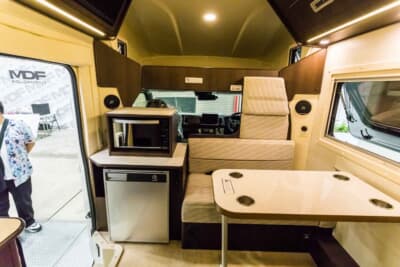 トヨタ ハイエース:天井が高いため、圧迫感がない