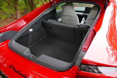ホンダ プレリュード：荷物の出し入れがしやすいハッチバックスタイルのテールゲートを採用