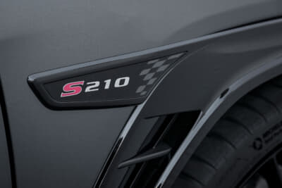 S210:フロントフェンダーにロゴを装着。ダクトからホイールハウス内の空気を抜く