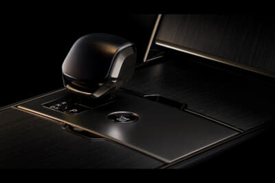 RANGE ROVER SV BLACK：ムーンライトクロームのジュエリーがインテリアを美しく彩る