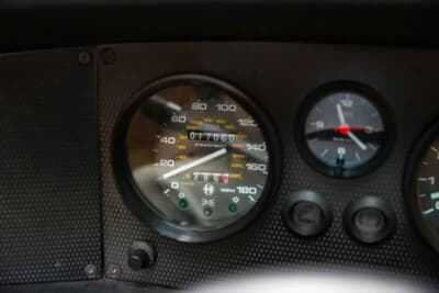 6万5250ポンド（邦貨換算約1318万円）で落札されたアルファ ロメオ「SZ」（C）iconicauctioneers