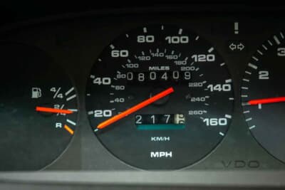 2万～2万5000ポンド（邦貨換算約416万円～520万円）で現在も販売中のポルシェ「944 Lux S2」（C）iconicauctioneers