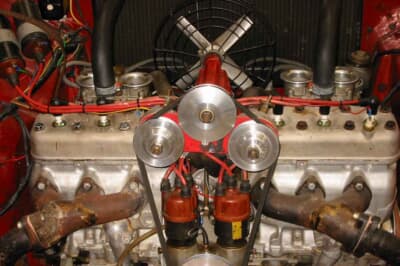 サーブ モンスター：エンジンを2基横置きに並べて搭載し、180度逆向きの後方排気レイアウトを採用する