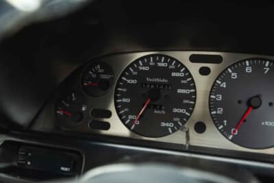 4万ポンド〜5万ポンド（邦貨換算約832万〜1040万円）で現在も販売中の日産R32型「スカイラインGT-R」（C）iconicauctioneers