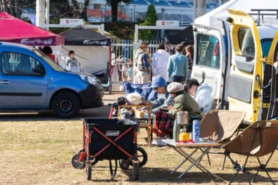 多くの来場者と暖かい陽射しに恵まれた1日。クルマだけでなく、キッチンカーのフードやワークショップ体験など、多角的に楽しめるのが特徴だ