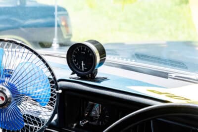 トヨタ クラウンバン スーパーデラック：タコメーターや電圧計などが追加されている