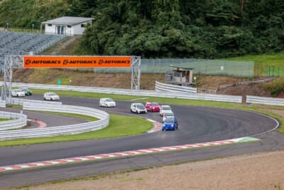 オープニングラップはポールの岩塚が制するも、HA36カップで長らく戦う岡部が逆転に成功。岡野を加えた三つ巴のバトルは大迫力！