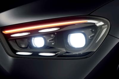 Mercedes-Benz GLE 450 d 4MATIC Coupe Sports Night Edition(ISG):マルチビームLEDヘッドライトは前走車や対向車への眩惑を抑えながら広い範囲を明るく照射