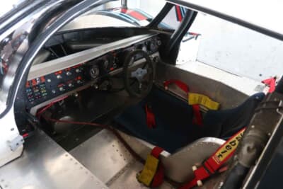 ランチア LC2:クローズドクーペのグループCとなったことで、少し閉塞感が感じられるコックピット。ダッシュボードには多くの計器が並ぶ