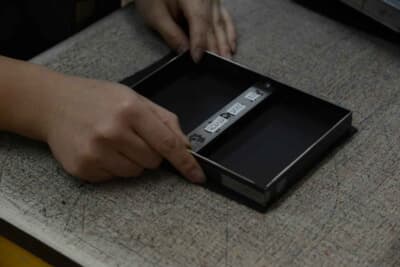 自動車の革シートを再利用する製品開発も実現した。クオリティの高い高級車の使用済みシートを回収し、レザーの名刺ケースを製作。メーカー、車種、年代、使い込み具合によって素材の風合いが異なり、それを職人がハンドメイドで仕上げているため、これもまたオンリーワンの逸品となる