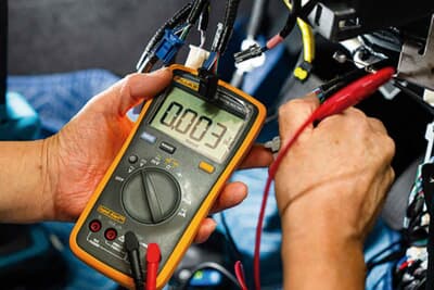 「持ち主にはある程度内容を把握して欲しい」ため、施工途中であっても見せる派の内山さん。そのうえで簡単にセキュリティ解除をされないインストールをする