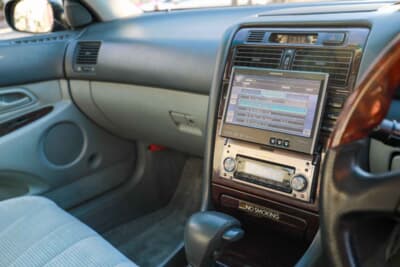 トヨタ アリスト:できるだけ当時の仕様に近づけるために探したカロッツェリア・サイバーナビ。2004年製のため初代アリストとは時代がずれるが、実用と見た目のバランス優先で選択