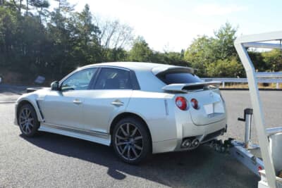 日産 スカイラインクロスオーバー：リアで苦労したのは、GT-Rのブリスター感のあるフェンダーを表現しつつ、4枚ドア車として正常に開閉できるようにすること。そしてテールランプについては、ブリスターの流れを自然な形でつなぎ、左右のバランスを整えて配置した