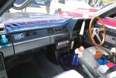 トヨタ ソアラ：お決まりの水中花ノブや当時流行ったオーディオレベルゲージなどの光り物も追加