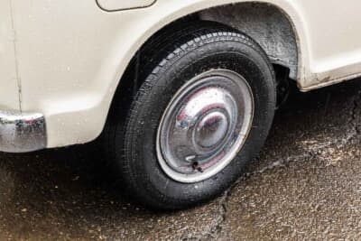 スバル サンバーバン：ホイールキャップはデラックスグレードのオリジナル