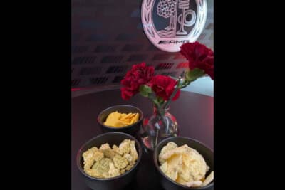 ウェルカムドリンクのシャンパンで、スナックは日本人には嬉しいおかきでした。奥はサラダせんべい、左手前が青のりおかきで、全部食べたいのをぐっと堪えました（笑）