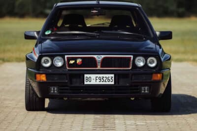 20万1250ユーロ(邦貨換算約3530万円)で落札されたランチア「デルタHF インテグラーレ エボルツィオーネ I マルティーニ5」(C)Courtesy of Broad Arrow