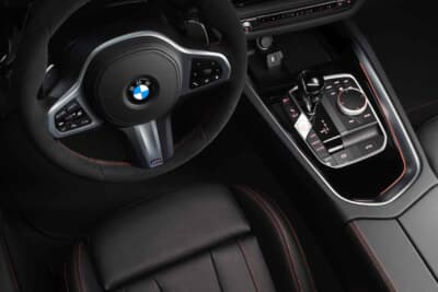 BMW Z4 Final Edition：センターコンソールでは赤いステッチと赤いレタリングのスイッチのコーデが惹きつける